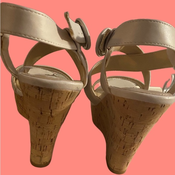 NWOT Nine West sandal wedges in an white/off-white color. Size 7.5. - Picture 5 of 6